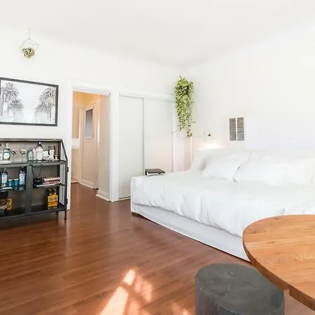 Sunny Boho Chic West Hollywood Flat! Appartement